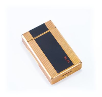 un coffret en bois orné d'un motif noir et rouge