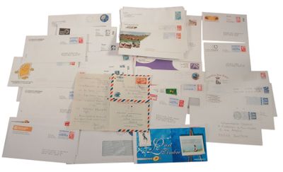de nombreuses lettres et enveloppes disposées sur une surface blanche