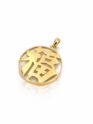 un pendentif plaqué or orné de caractères chinois