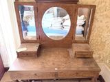 une coiffeuse en bois avec un miroir et des tiroirs