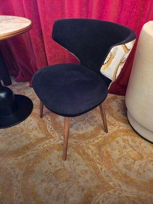 deux chaises et une table dans une pièce