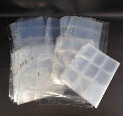 beaucoup de sacs en plastique posés sur une table