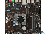 un gros plan d'une carte mère surmontée d'un ventilateur