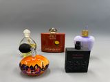 Trois flacons de parfum différents sont posés les uns à côté des autres sur une table