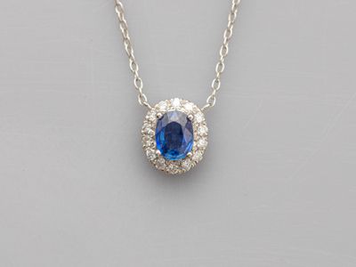 un pendentif en saphir bleu et diamants, monté sur une chaîne