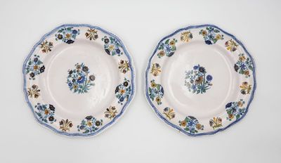 deux assiettes bleues et blanches ornées de fleurs sur un fond blanc