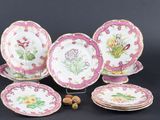 six assiettes roses et blanches ornées de fleurs et de feuilles