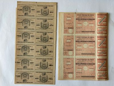 quelques vieux billets posés sur une table