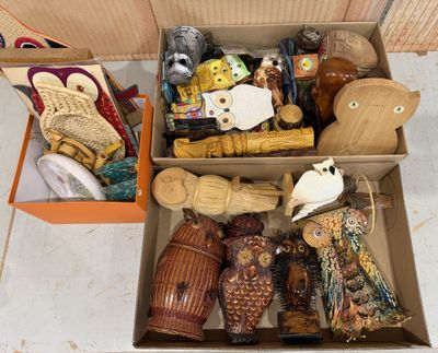 une boîte remplie d'animaux et de figurines en bois de toutes sortes
