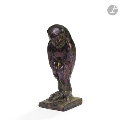 statue d'un oiseau posée sur un socle en marbre, sur fond blanc