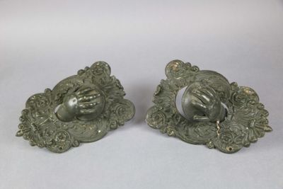 paire de figurines anciennes en laiton représentant un homme et une femme