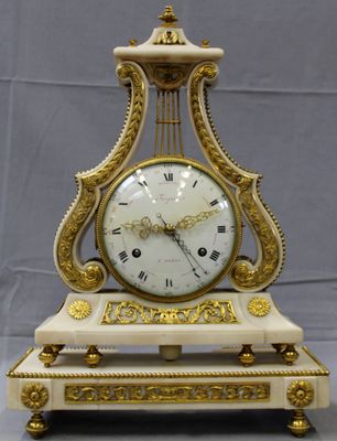 Importante pendule de forme lyre en marbre blanc à riche orn…