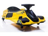 La petite voiture jaune est posée sur une surface blanche.