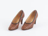 une paire d'escarpins pour femme, marron et noirs, en cuir « houndskin », sur fond blanc