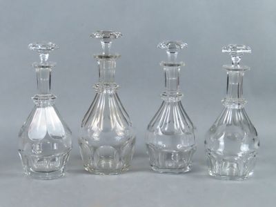 trois vases en verre transparent posés les uns à côté des autres sur une table