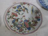 une assiette ornée d'un motif d'oiseau, posée sur une table