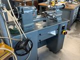 une machine placée au milieu d'une pièce