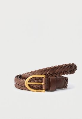une ceinture marron avec une boucle dorée sur fond blanc