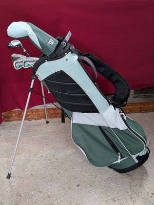 un sac de clubs de golf posé par terre à côté d'une table rouge