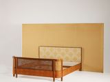 une photo d'un lit avec un cadre et une tête de lit en bois