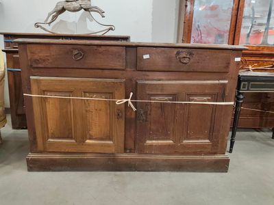 une armoire en bois surmontée d'un cheval