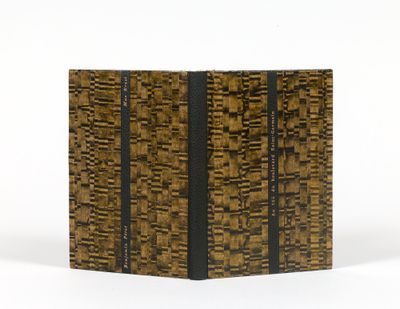 un livre marron et noir, surmonté d'un ruban noir