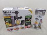 deux boîtes de mixeurs Ninja posées l'une à côté de l'autre sur une table