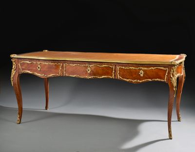 une image représentant une petite table avec des tiroirs et un plateau en bois