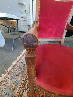 une chaise rouge posée sur un tapis dans une pièce