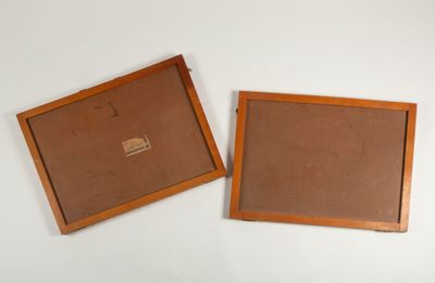 une paire de cadres vintage en bois avec un dos en cuir