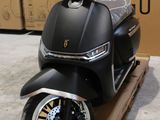 un scooter posé sur un chariot dans un entrepôt