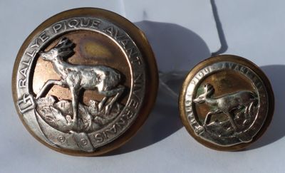une paire de boutons anciens en laiton représentant un cerf et un chien