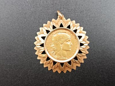 gros plan d'une pièce d'or portant un visage de femme