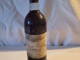 une bouteille de vin posée sur une table