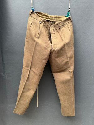 une photo d'un pantalon suspendu à une corde à linge