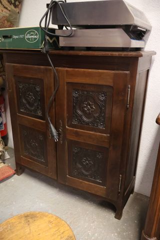 Buffet bas de style rustique mouluré ouvrant deux portes. H 105 L...
