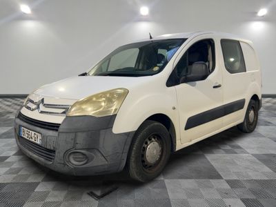 la camionnette blanche est garée sur le sol en damier d'une pièce