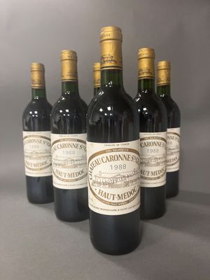 six bouteilles de vin sont alignées sur une table