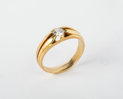 une bague en or surmontée d'un seul diamant