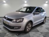 La Volkswagen Polo argentée est garée dans une pièce dont le sol est à carreaux.