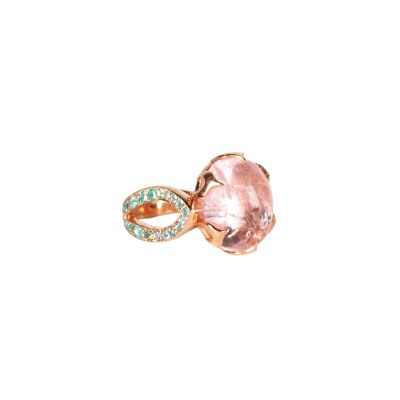 un gros plan d'une bague sertie d'une pierre rose