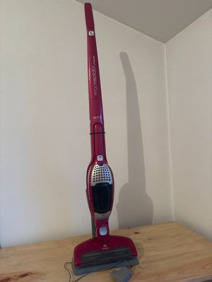 aspirateur-balai Electrolux rose ergo rapido avec sa base mo…