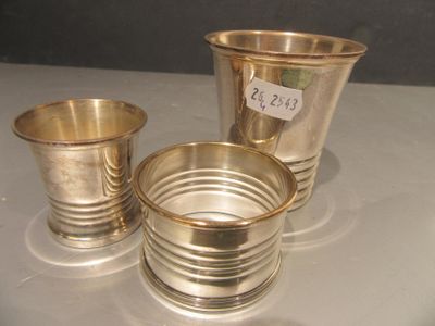 LOT DE DEUX anciens ronds de serviette Art Nouveau en métal argenté iris. EUR 49,00 - FR