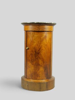une image d'un petit meuble en bois avec un plateau en marbre