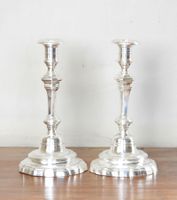 PAIRE DE FLAMBEAUX de style Louis XV en métal argenté à fût …