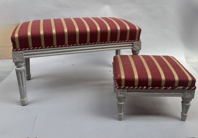 un petit banc et un petit pouf posés sur une surface blanche