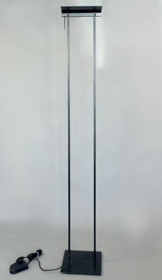 un lampadaire noir et blanc, avec un pied noir et un abat-jour noir