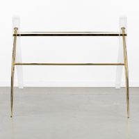 Une console ou une table d'appoint haute, en Lucite et métal… (photo 6)