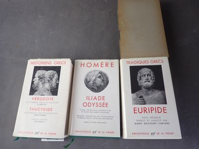 trois livres posés sur une table l'un à côté de l'autre
