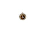 gros plan d'une bague en or et diamants sur fond blanc
